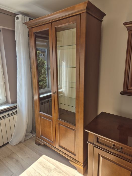 Elegancka witryna podwójna z drewna – Bydgoskie Meble