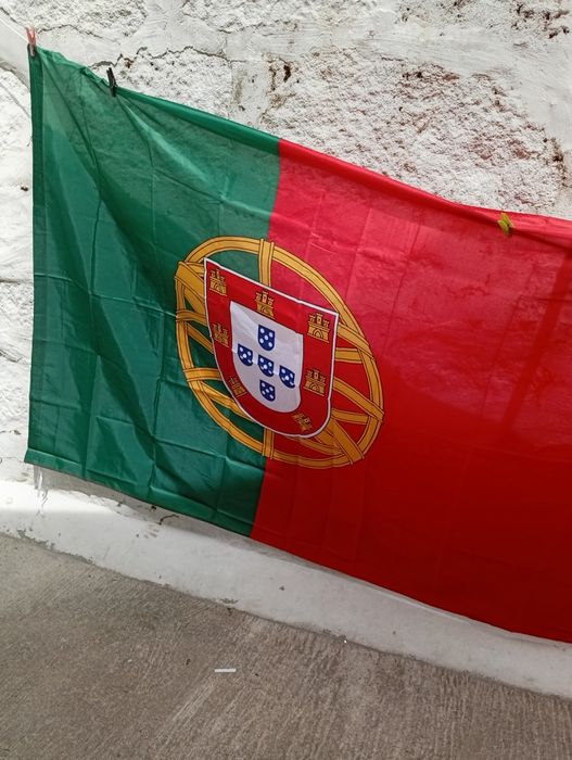 Super e única bandeira de Portugal com 2.45 largura e 1.60 altura incrível.