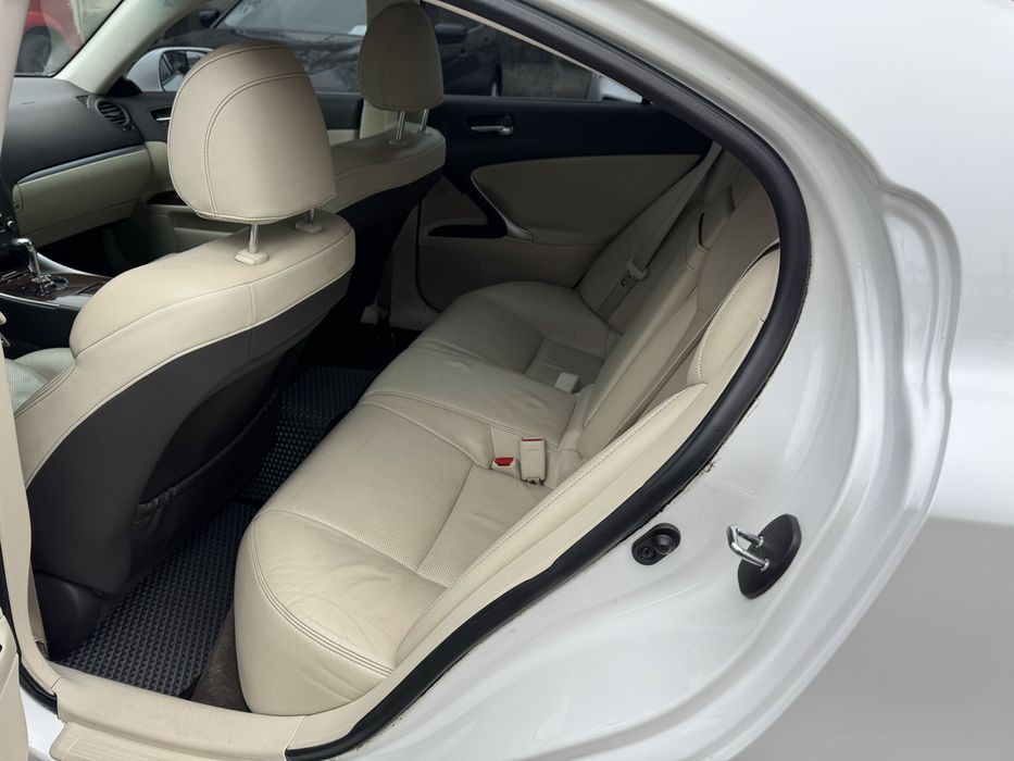 Lexus IS 2011рік пробіг 180 тис!