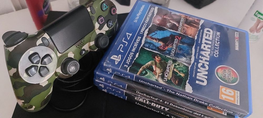Playstation 4, com comando + 4 jogos