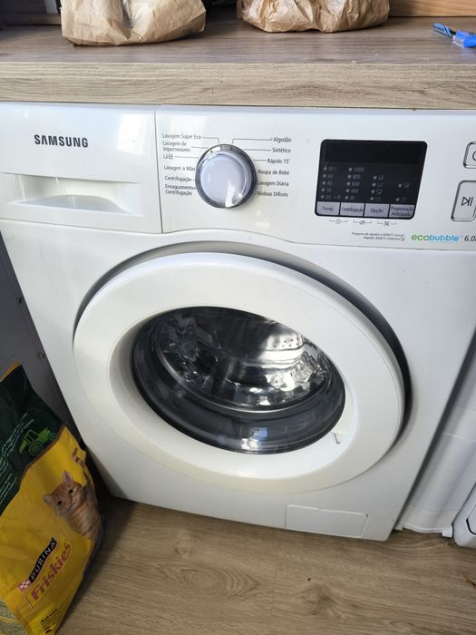Máquina de lavar roupa Samsung EcoBubble 6kg — a funcionar sem problemas