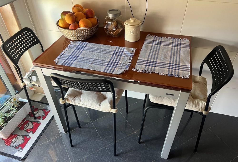 Mesa de cozinha e cadeiras