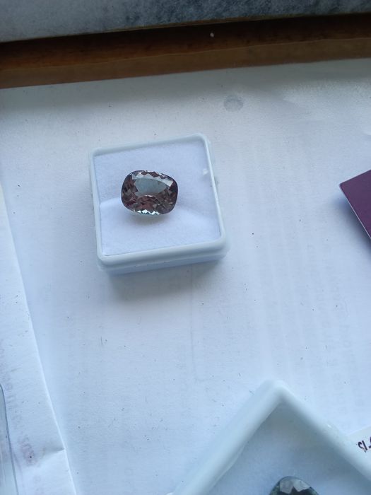 Alexandrita Natural com Mudança de Cor  6 Kilates