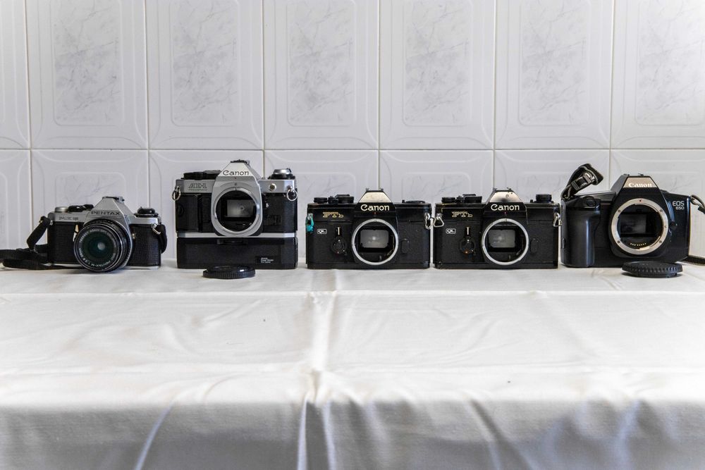 Lote de câmeras fotográficas+objetivas+acesórios