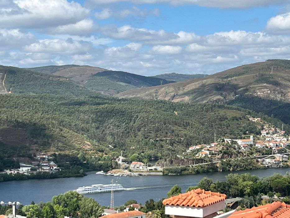 Casa e terreno com vista rio Douro