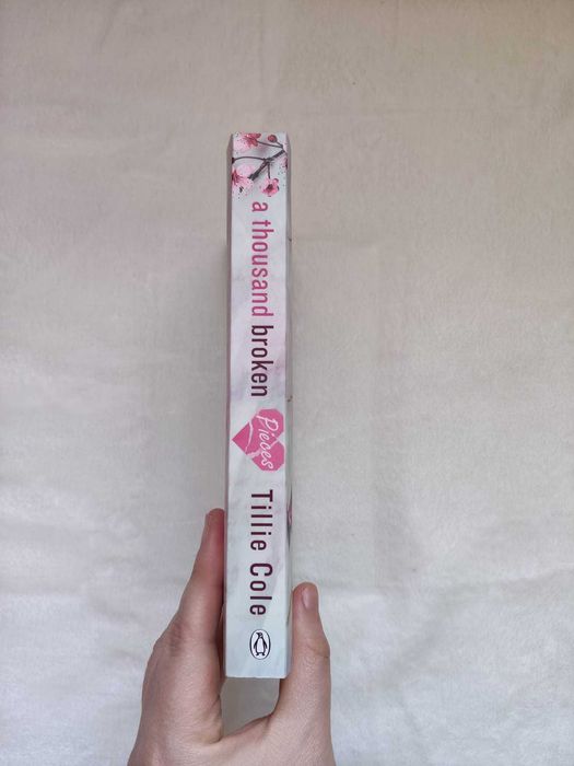 A Thousand Broken Pieces, de Tillie Cole - Livro em Inglês