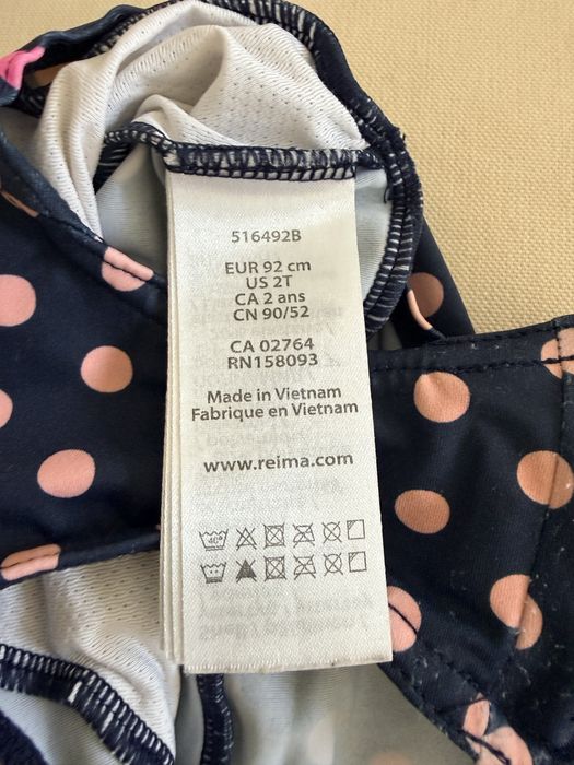 Fato de banho infantil da marca Reima com proteção solar UPF 50.