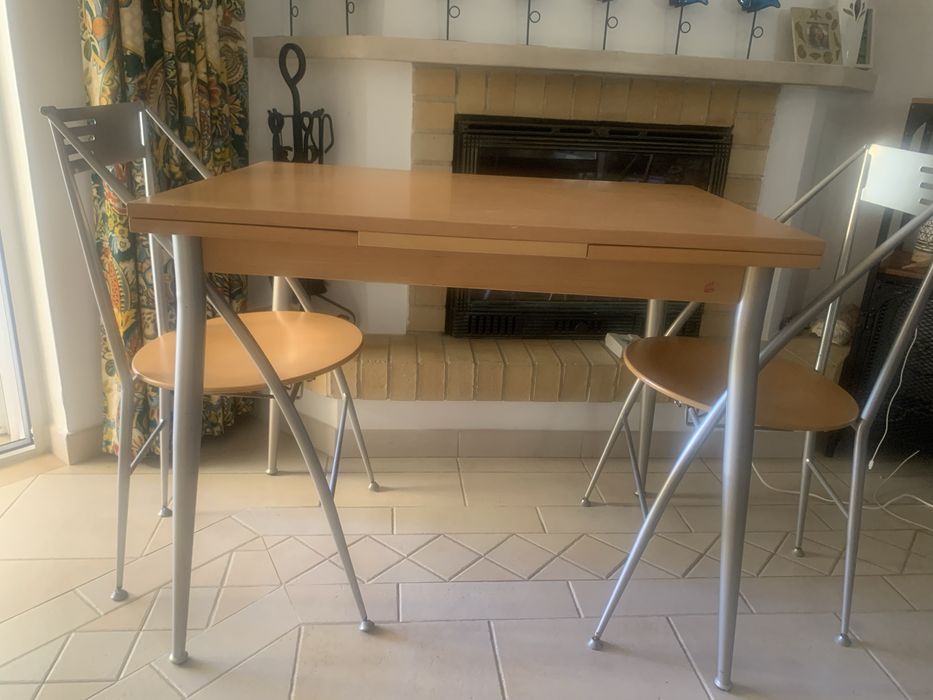 Mesa e duas cadeiras