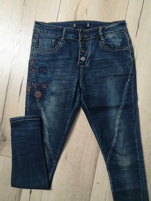 Damskie spodnie boyfrend z denimu z haftem na biodrze