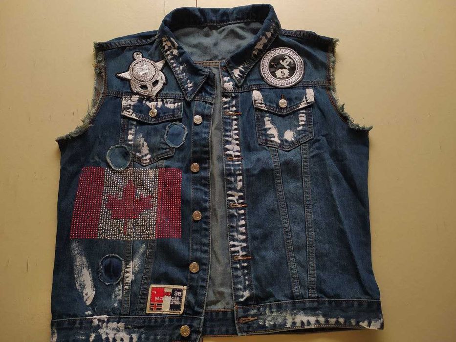 Жилетка с нашивками