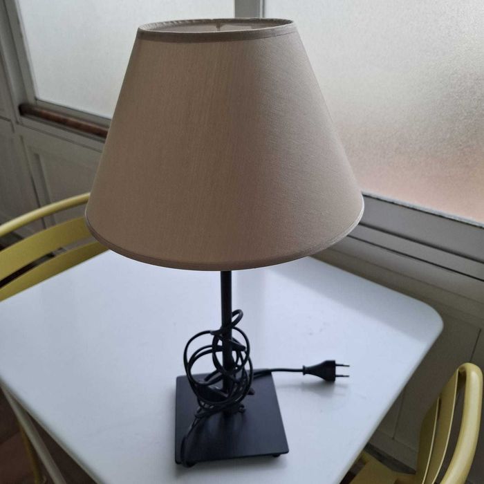 Candeeiro de mesa ferro forjado e abajur bege