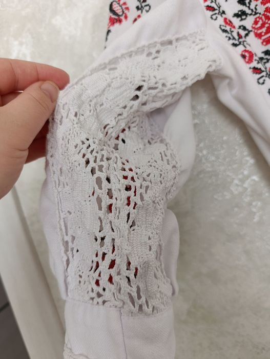 Вишивана сукня з паском