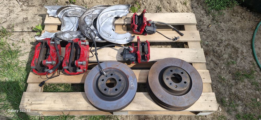 Komplet zacisków tarcz Audi A4 B9 A5 Jak nowe