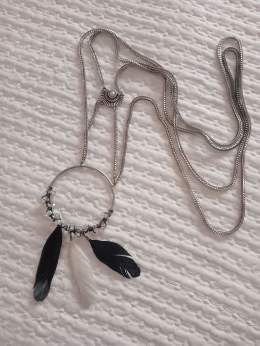 Colar de penas comprido