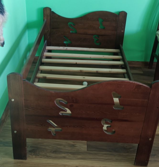 Łóżeczko drewniane.