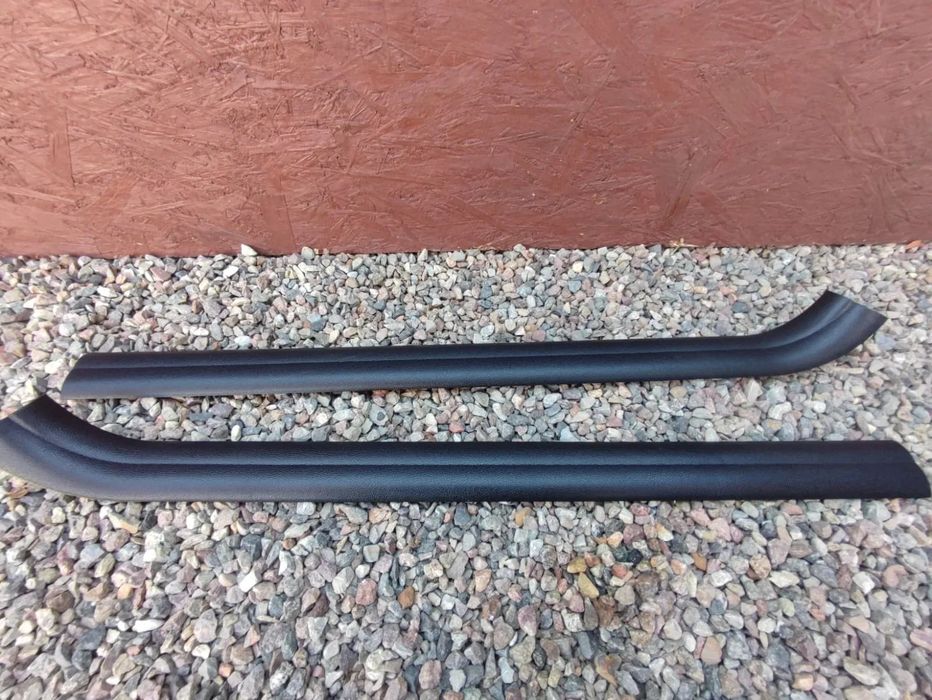 BMW E81 / E82 / E88. ORYGINALNE OSŁONY USZCZELEK DRZWI / NAKŁADKI PROGOWE CZARNE. O NR: 6 981 707 / 6 981 708 OEM. W BARDZO DOBRYM STANIE.
