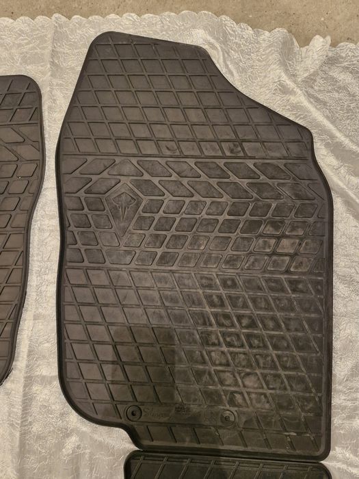 Продам комплект гумових килимків тойота рав 4