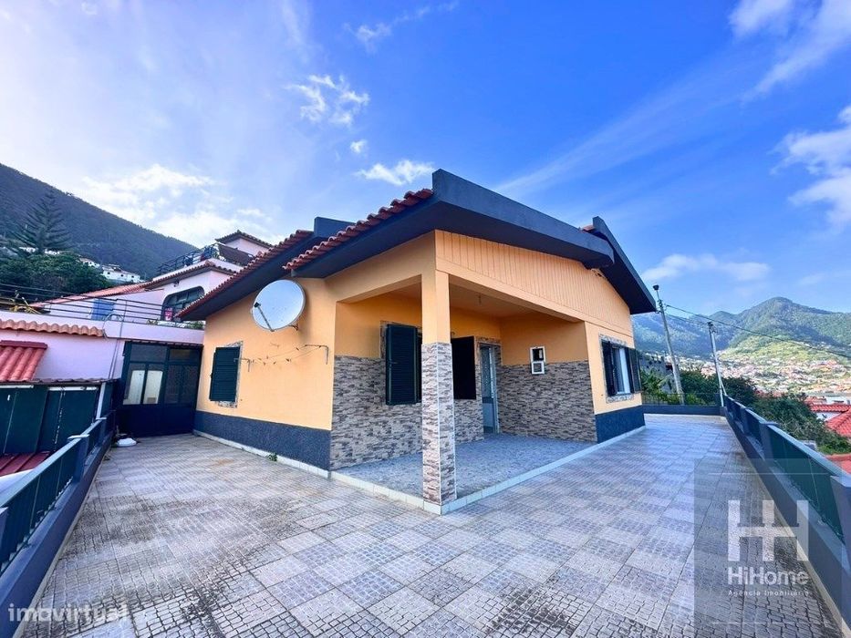 Moradia T2 com vista mar e cidade de Machico e terreno para cultivo