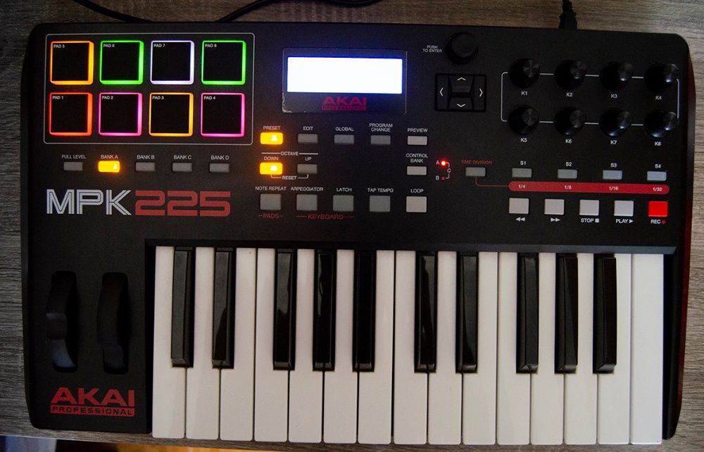 AKAI MPK 255 + Cabo USB + ABLETON Live Lite SOFTWARE como novo