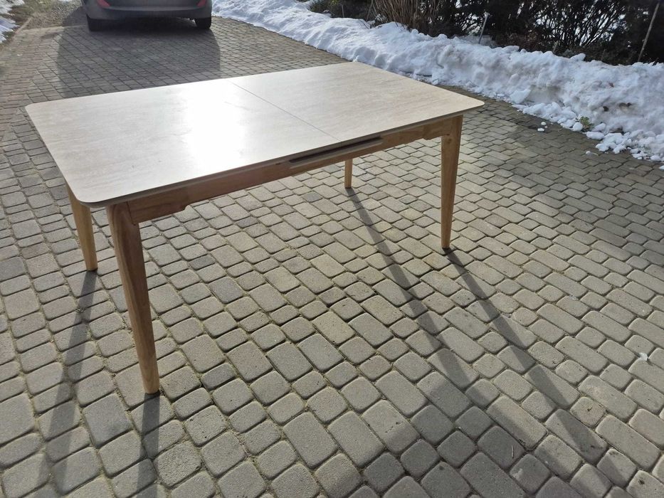 Nowoczesny stół z blatem ceramicznym