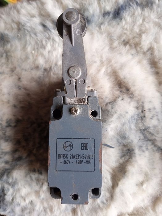 Продам кінцевий виключатель.