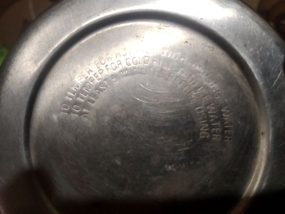 продам термос с ручкой и кружкой вместе