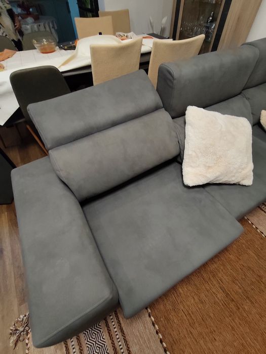 Sofá  3 lugares com Chaise Longue Cinzento – Assentos Deslizantes + Arrumação + 4 Puffs