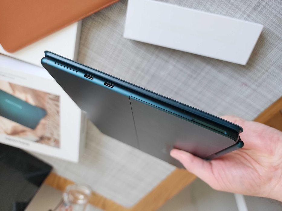 Robo & Kala 2-in-1 12.6" OLED 16/512GB Windows 11 Snapdragon 8cx Gen3