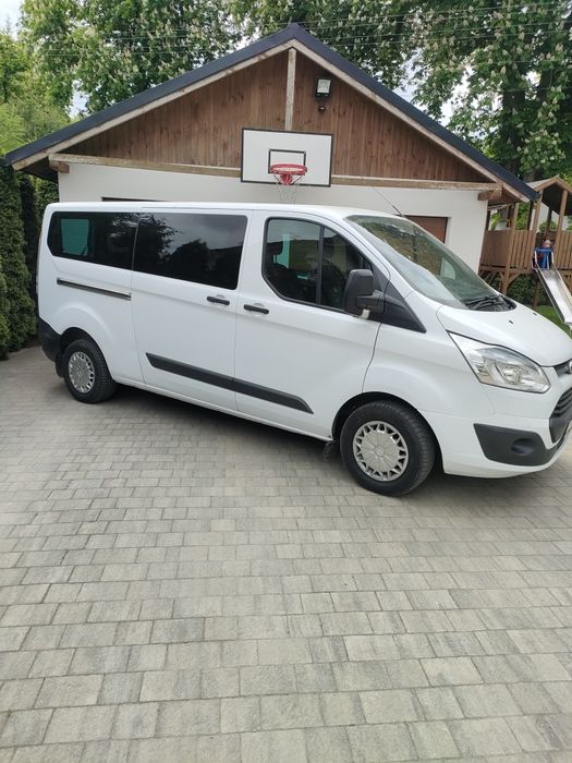 Wynajem Wypożyczalnia samochodu busa – Ford Transit Custom 9-osobowy