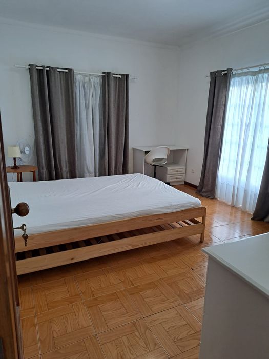 Quarto grande, numa casa excelente