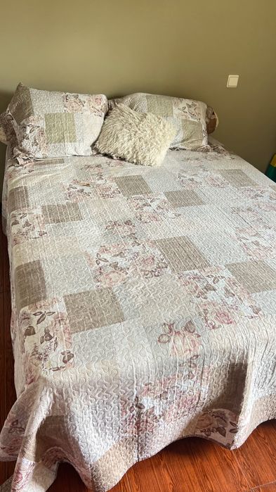 Cama casal e cômoda