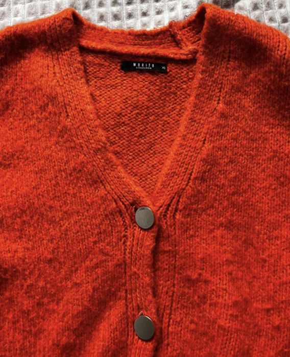 Pomarańczowy sweter MOHITO duże srebrne lustrzane guziki