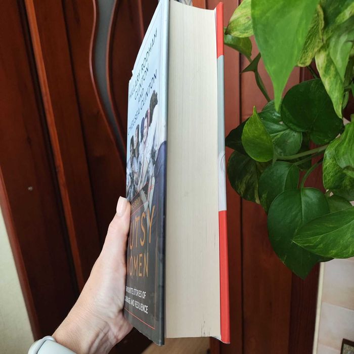 Книга англійською The Book of Gutsy Women — Hillary & Chelsea Clinton