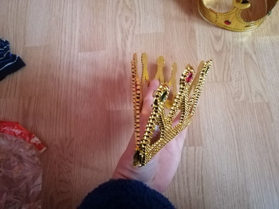 Корона нова на новорічні свята