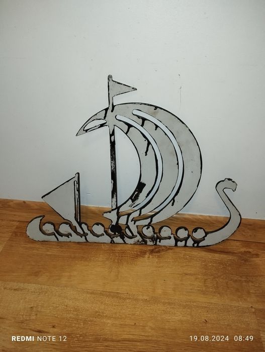 Stary kuty statek metaloplastyka, ciężki, duży.