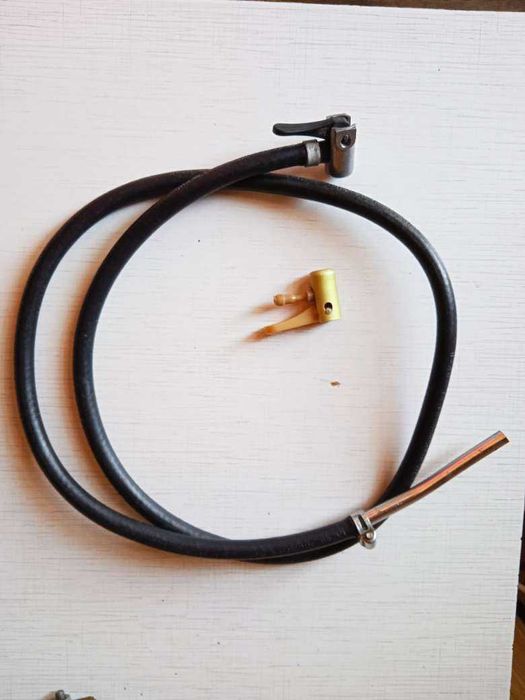 Насос воздушный - манометр и накидная головка.