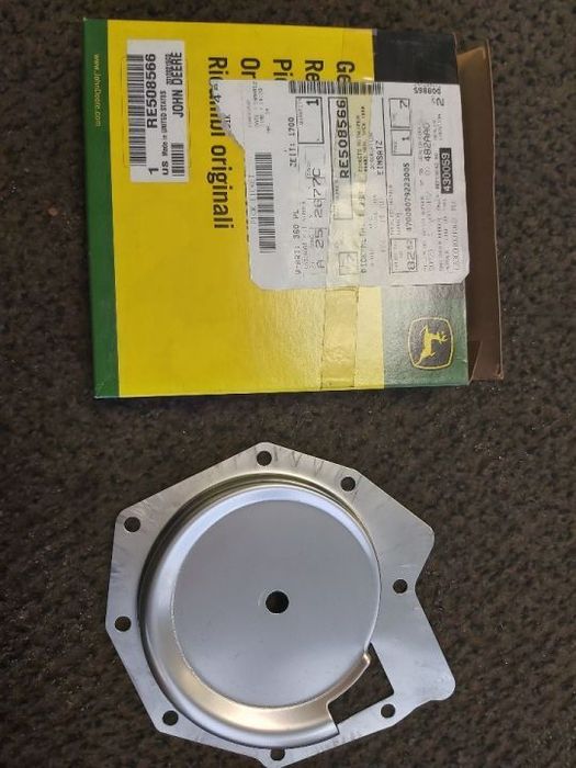 Obudowa pompy wody John Deere RE508566 oryginał