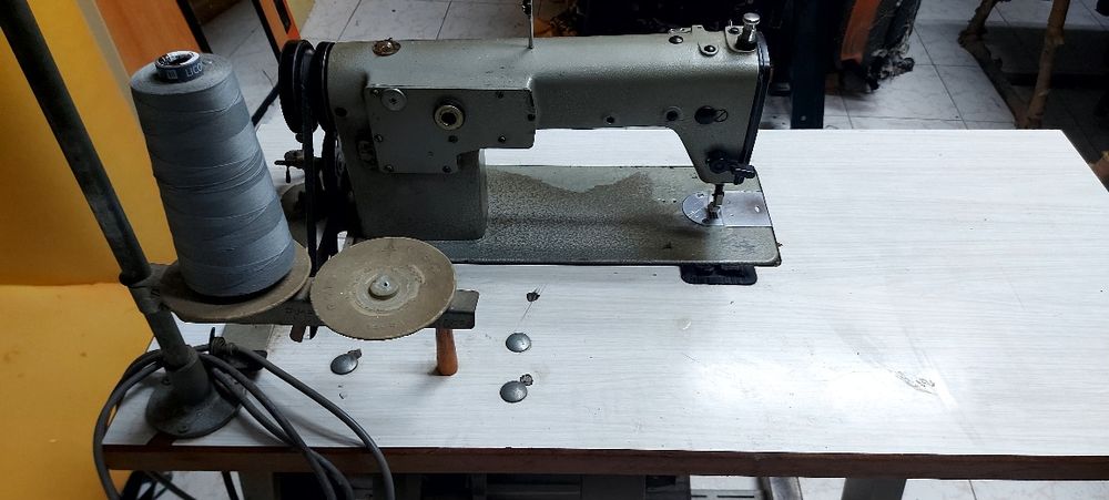 Maquina de costura semi industrial.