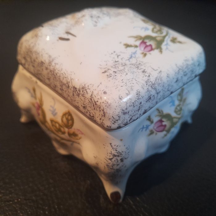 Piękna porcelanowa szkatułka CHODZIEŻ