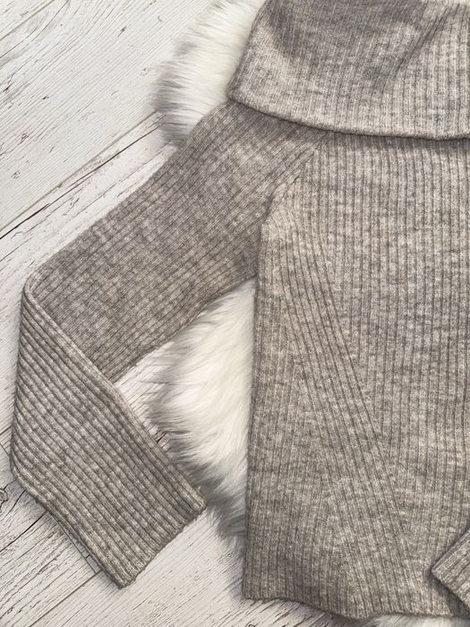 Sweter z odkrytymi ramionami