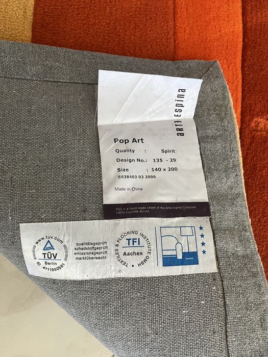 1 Tapetes Sala em tons castanhos e laranja