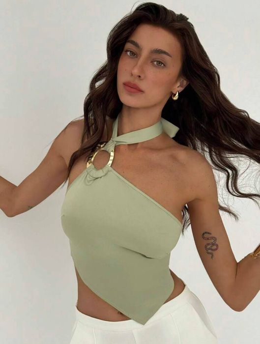 Стильний топ кольору хакі з золотим кільцем