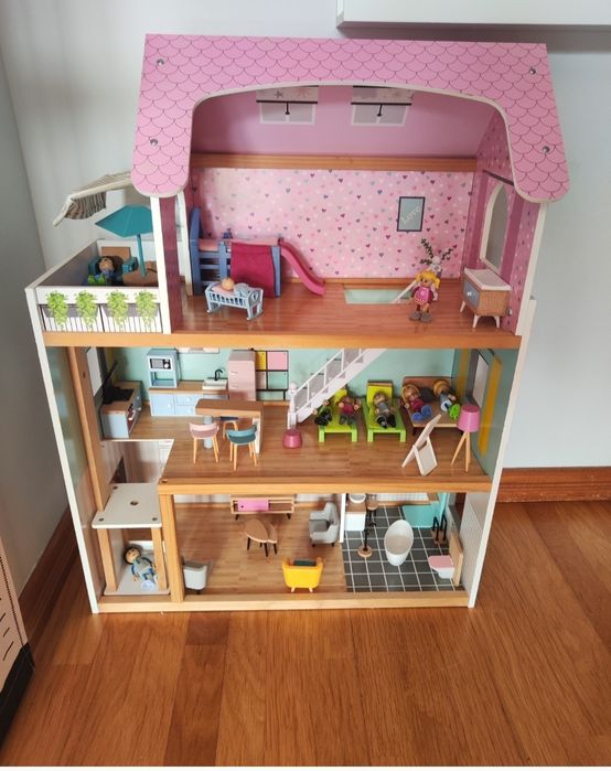 Vendo casinha de madeira com móveis e bonecos