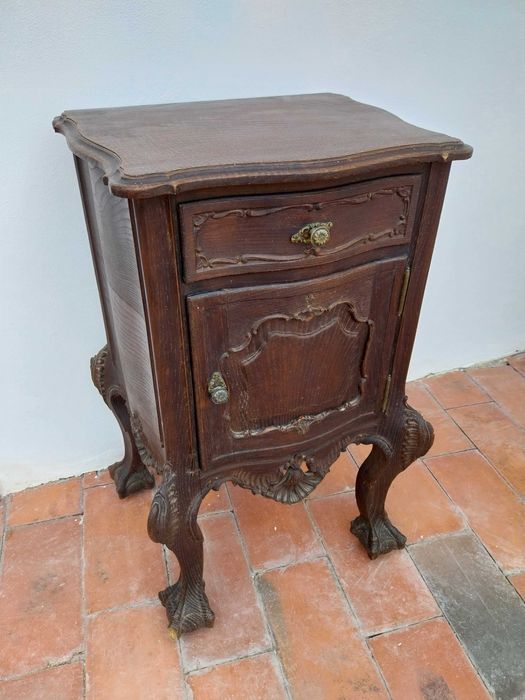 duas mesas de cabeceira estilo D. João V