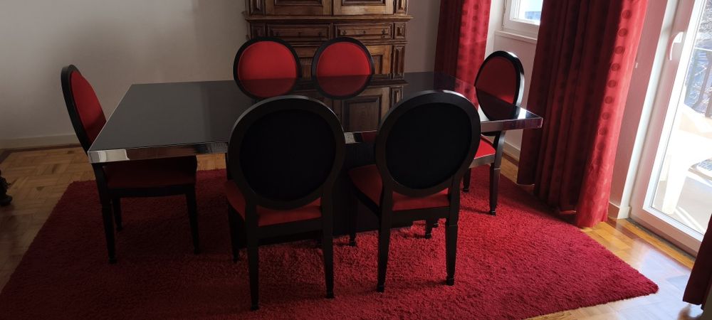 Mesa de sala com seis cadeiras como nova.