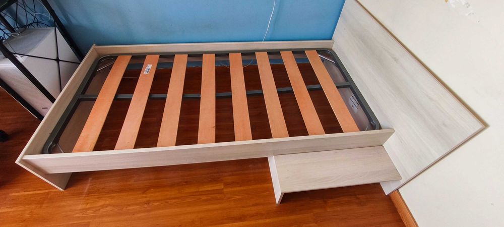Cama de criança com gaveta