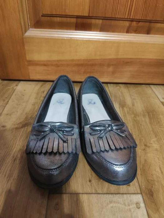 Srebrne błyszczące buty loafersy mokasyny Phoebe