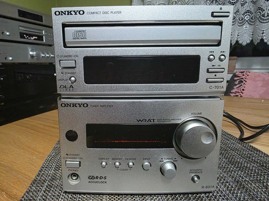 Miniwieża ONKYO R-801A + C-701A