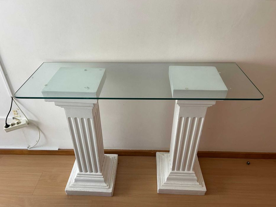 Consola de entrada com tampo de vidro e colunas decorativas