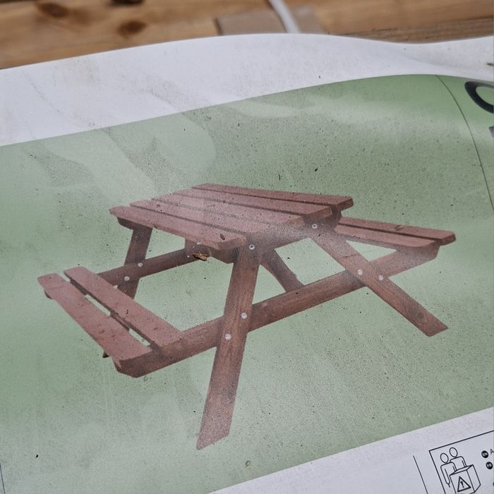 Mesa jardim com bancos